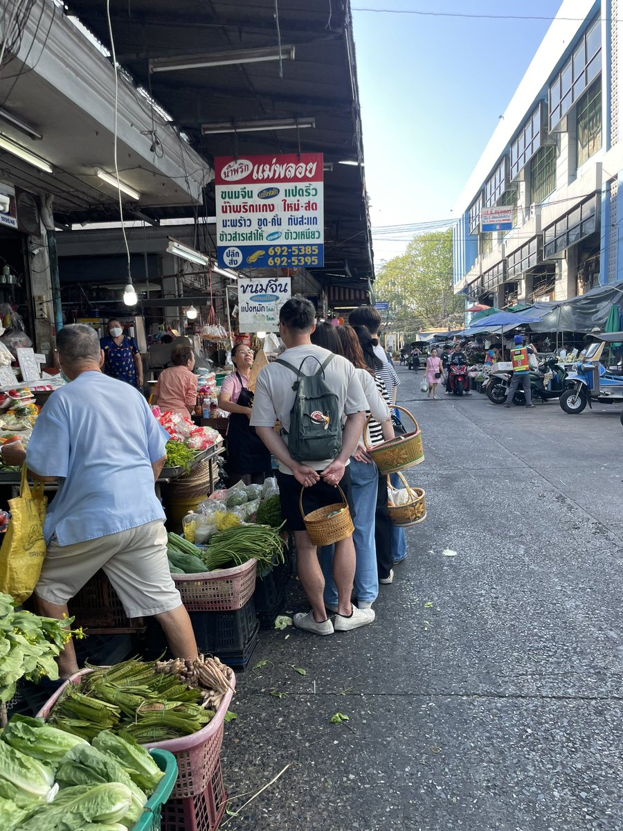 sresuda's tweet photo. ตลาดห้วยขวางเช้านี้
กลุ่ม นทท กับ class อาหารไทย เริ่มด้วยการลงตลาดจ่ายของสด ดูในตะกร้าเหมือนว่าวันนี้เค้าจะทำผัดถั่วงอกเต้าหู้กันนะ #softpower https://t.co/c7okPeeSvj