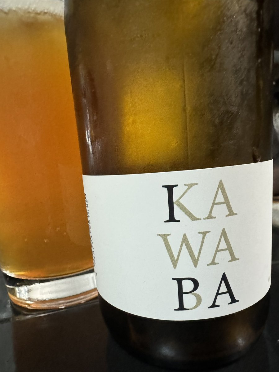 yahho_jim's tweet photo. #今日のビール
1本目は、#KAWABAIPA 群馬県の川場村のビール華やかな香りが良い感じです。
2本目は、#ベルギービール #Lupulus #Hibernatus #ルプルス #イベルナテュス #クリスマスビール
コクと甘味を感じるアルコール度9.0%のビールで…ゆっくり飲むビール。
味も色も濃厚です。
美味しい😋🍺👍 https://t.co/lTb6IaAkpN