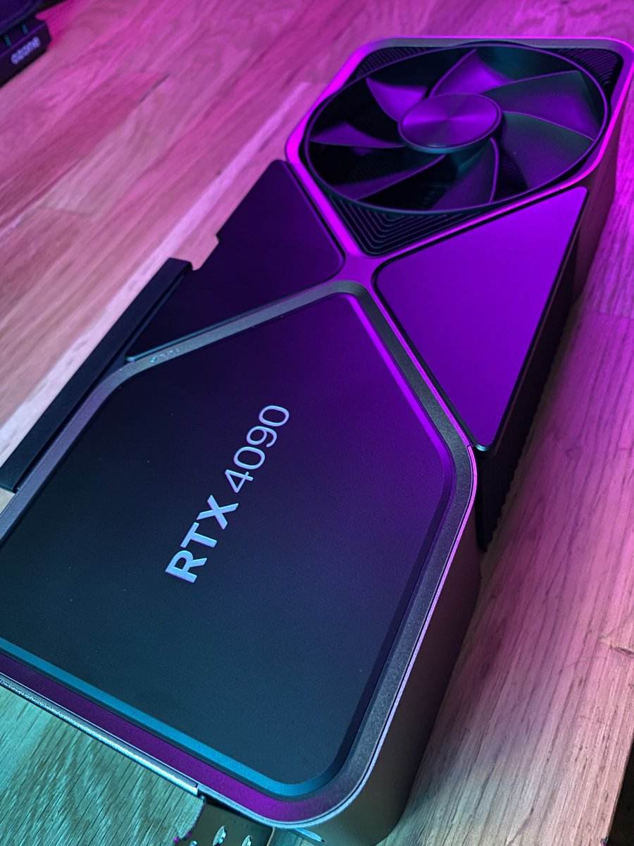 Dale RT🔁 y LIKE 💙, y te envío a tu casa una de estas RTX 4090 que tengo en mi almacén secreto, que no las quiero.

Me hacen cuello de botella con mi i9 14900KS a 7ghz y no las puedo usar😔.