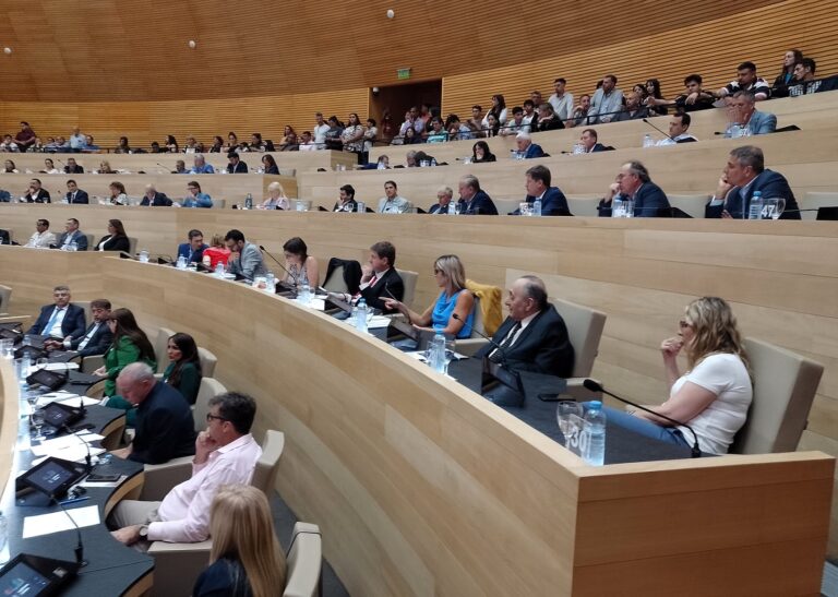 El interbloque de #JxC ratificó su voto en contra del aumento en los #aportes de los #estatales a la Caja y al Apross
#Cordoba

agenda4p.com.ar/2023/12/28/el-…