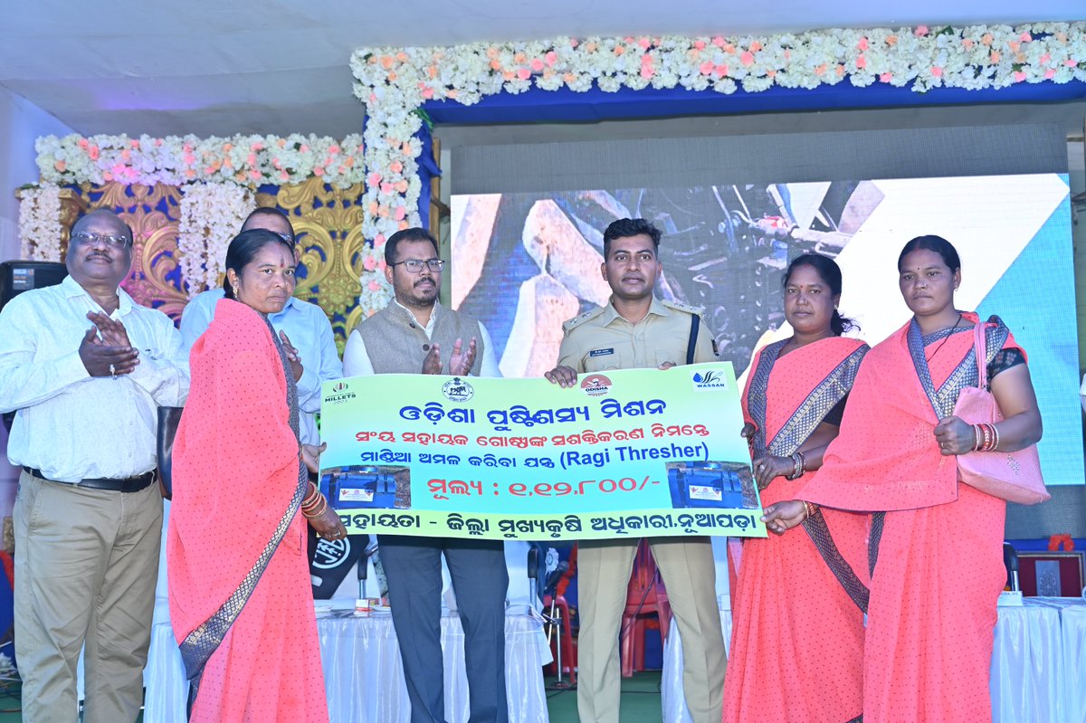 krushibibhag's tweet image. District-level #FarmMechanization mela in Nuapada was inaugurated by the District Collector and Superintendent of Police on December 26. Farm Mechanization improves the efficiency of farmers by reducing drudgery and thus augmenting their income with enhanced productivity.