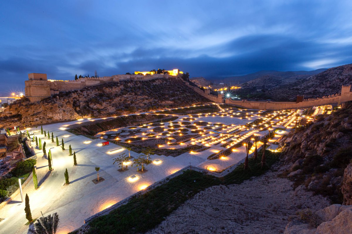 🌳 Los Jardines Mediterráneos de La Hoya de #Almería son cuentan con más de 20.000 plantas de diferentes variedades, y más de 120 árboles de diferentes especies que favorecen un entorno idóneo y sostenible para su crecimiento. 🌿 

<a href="/aytoalm/">Ayuntamiento de Almería</a> #JardinesdeAlmería 🏰🌴