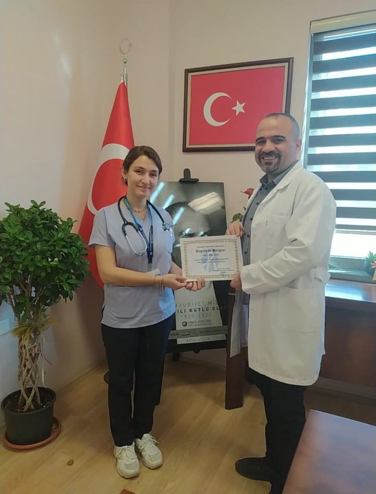 Araştırma görevlisi Kübra Yıldız’a Acil Servisimizde göstermiş olduğu özverili çalışmalarından dolayı Başhekimlik makamında teşekkür belgesi verildi. Kendisini tebrik ediyor , başarılarının devamını diliyoruz…..