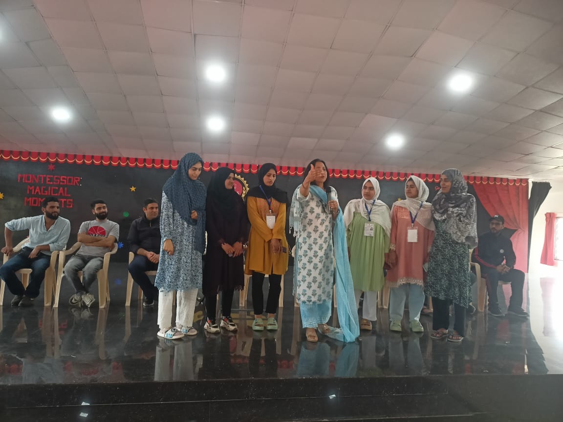 mybkarnataka's tweet photo. Ms.Ashwini Nachappa,Arjuna Awardee,International Athlete interacted with Participants of Kashmir Youth Exchange Programme, Kodagu during the visit to KALS School,Gonikoppal. Sh.M N Nataraj, RD, NYKS, South is also present in this meeting
@ianuragthakur @NisithPramanik @nyksindia https://t.co/9FuOJqUpB8