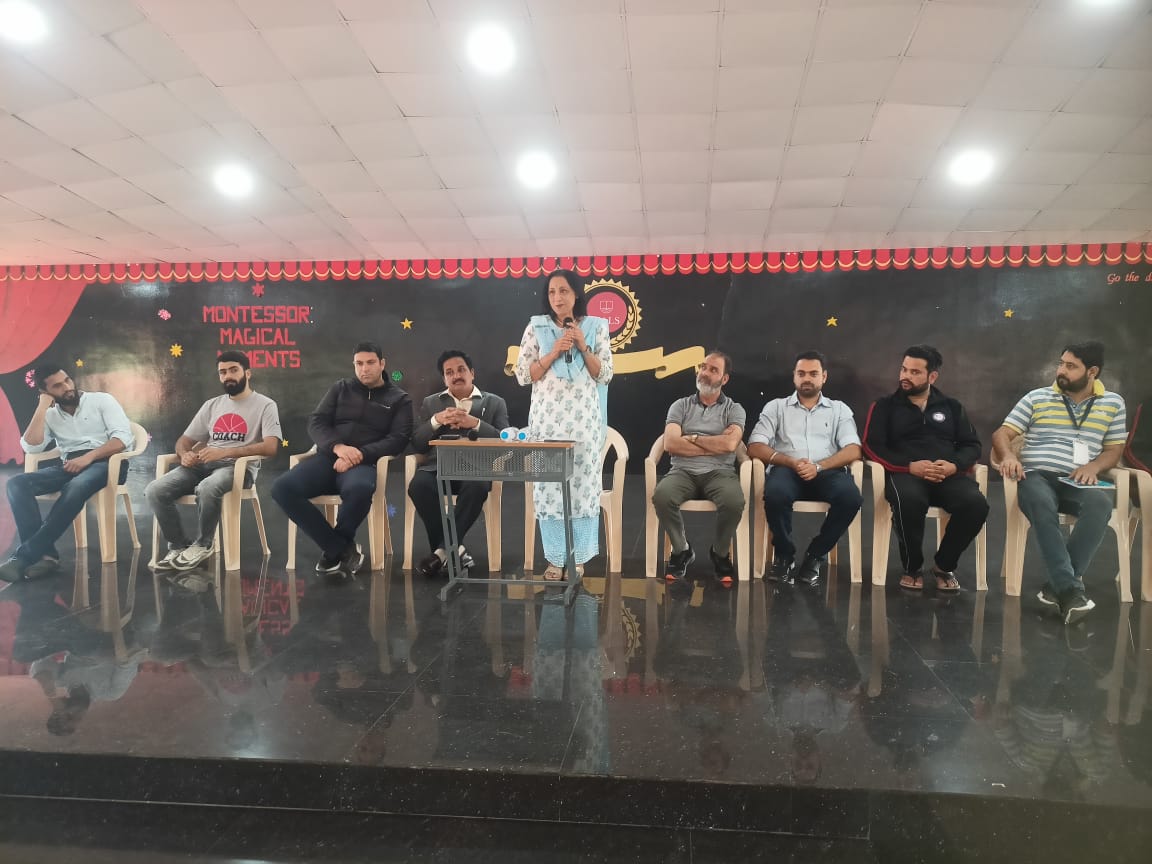 mybkarnataka's tweet photo. Ms.Ashwini Nachappa,Arjuna Awardee,International Athlete interacted with Participants of Kashmir Youth Exchange Programme, Kodagu during the visit to KALS School,Gonikoppal. Sh.M N Nataraj, RD, NYKS, South is also present in this meeting
@ianuragthakur @NisithPramanik @nyksindia https://t.co/9FuOJqUpB8