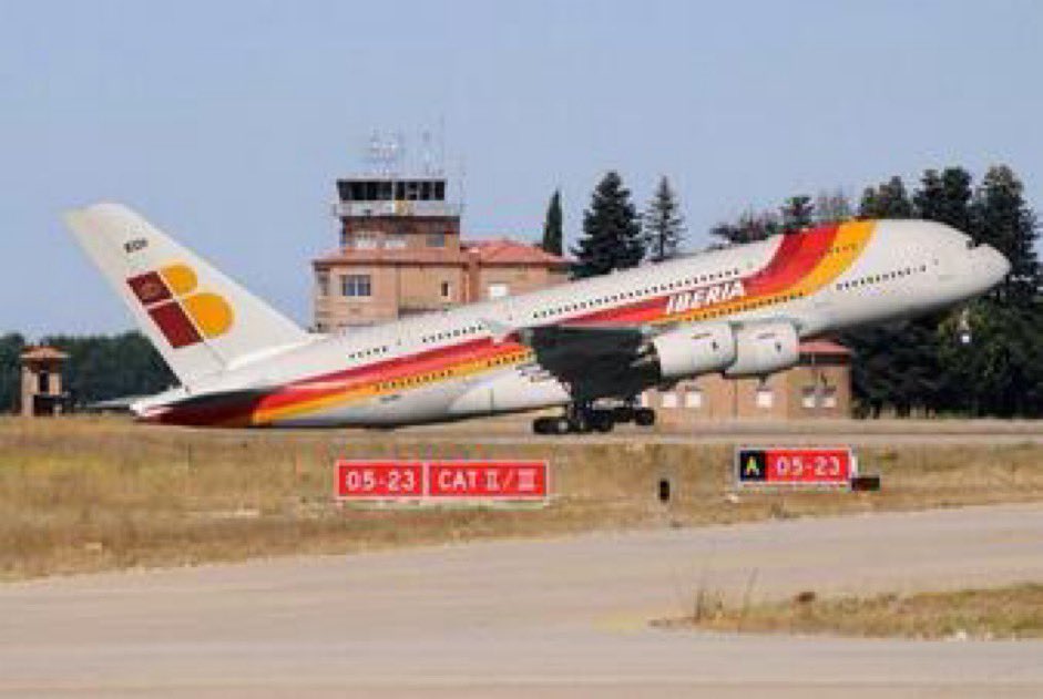 Despega desde cuatro vientos, el primer #A380 de #Iberia , recuperando los colores antiguos de la aerolínea Española.