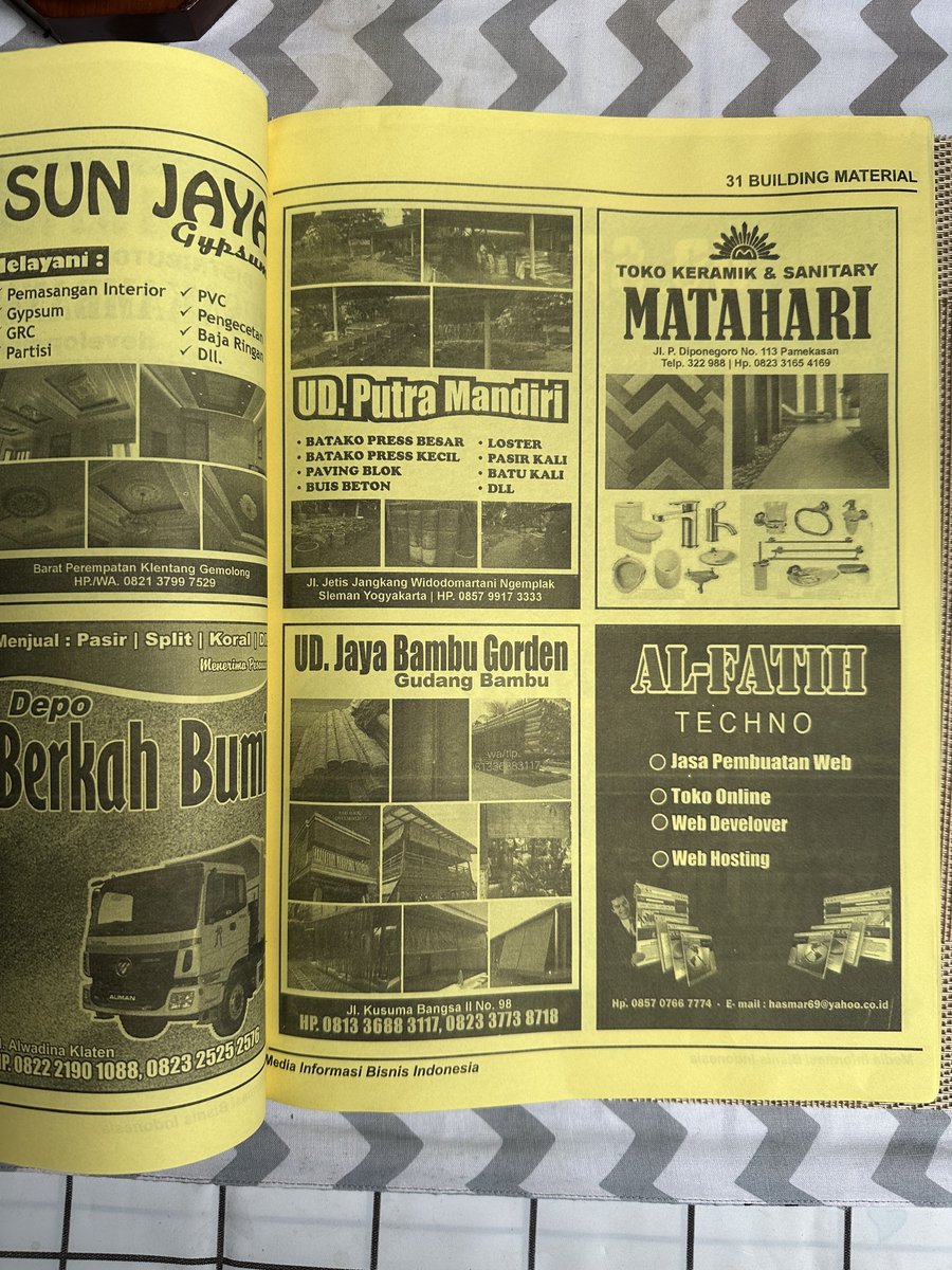 Widino's tweet photo. Min, kok contact Rosalia Indah gada di yellow pages si? Toko keramik aja ada lho. https://t.co/iQokxOx4yw