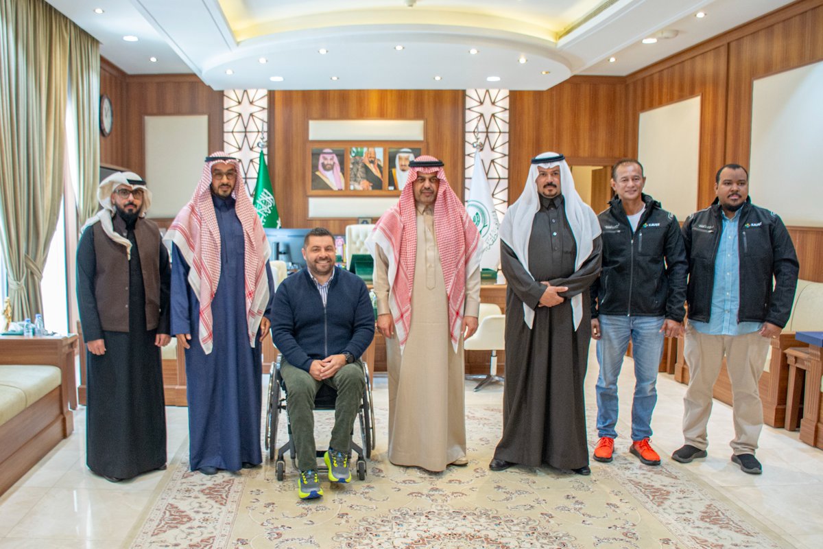 سعادة وكيل #إمارة_منطقة_حائل يستقبل البرفيسور الإيطالي في الرياضيات التطبيقية والعلوم الحاسوبية في جامعة الملك عبدالله للعلوم والتقنية:ماتيو بارساني وذلك خلال رحلته الذي يجوب المملكة على دراجته اليدوية بتقنيات مبتكرة لرفع مستوى الوعي البدني للأشخاص ذوي الإعاقة.