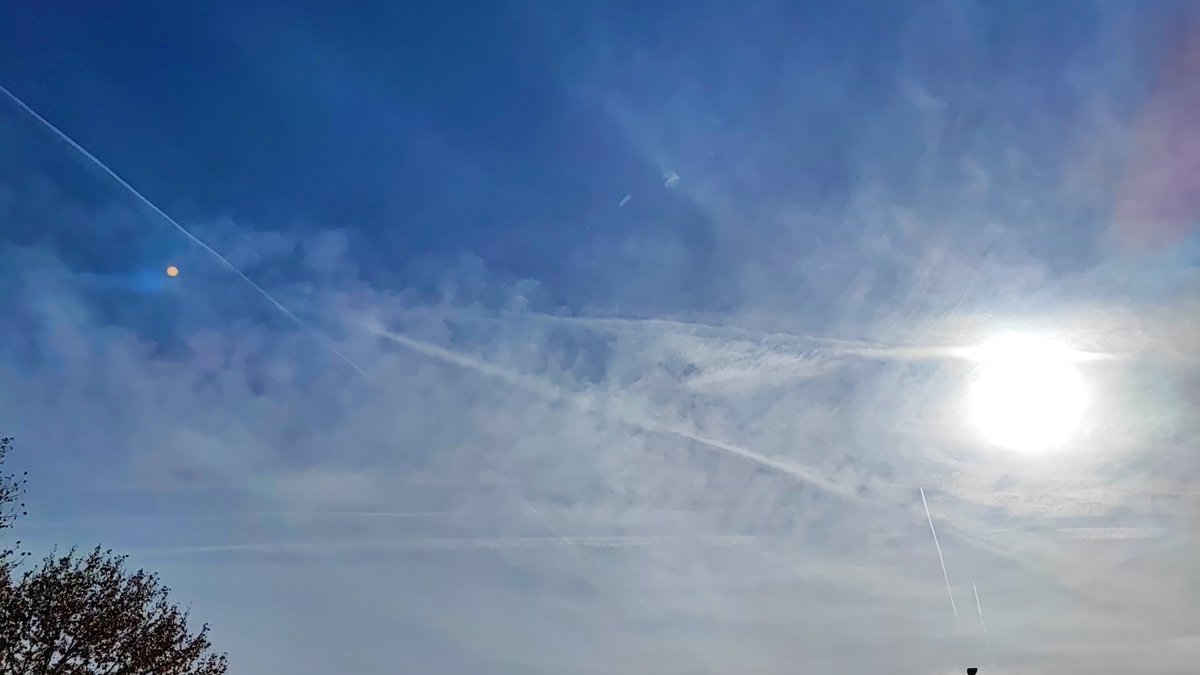 ShowMeTheSky1's tweet photo. #28Diciembre Zona Este de #Madrid "Nubes Altas" #NubesFinas #VaporDeAgua #CieloRayado #Pajaritos #RotuladorBlanco #Estelas #CieloLechoso #Aerosoles @purereason1972 @Pablo_Arabia @Armando_G_88 @GeoingenieriaMu @LaaGataNegra @selvanegra400 @anarcopropiedad @Xixonto1 @mvaleraes https://t.co/Ym54ppqHXW