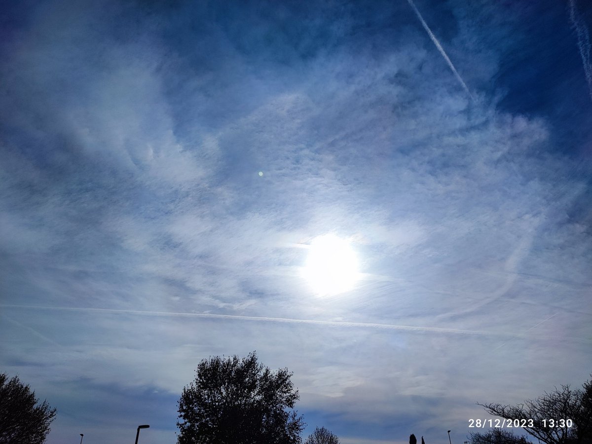 ShowMeTheSky1's tweet photo. #28Diciembre Zona Este de #Madrid "Nubes Altas" #NubesFinas #VaporDeAgua #CieloRayado #Pajaritos #RotuladorBlanco #Estelas #CieloLechoso #Aerosoles @purereason1972 @Pablo_Arabia @Armando_G_88 @GeoingenieriaMu @LaaGataNegra @selvanegra400 @anarcopropiedad @Xixonto1 @mvaleraes https://t.co/Ym54ppqHXW