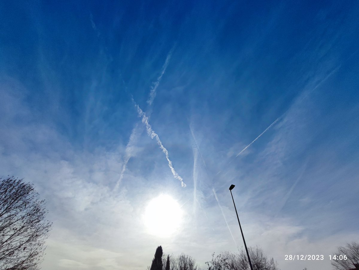 ShowMeTheSky1's tweet photo. #28Diciembre Zona Este de #Madrid "Nubes Altas" #NubesFinas #VaporDeAgua #CieloRayado #Pajaritos #RotuladorBlanco #Estelas #CieloLechoso #Aerosoles @purereason1972 @Pablo_Arabia @Armando_G_88 @GeoingenieriaMu @LaaGataNegra @selvanegra400 @anarcopropiedad @Xixonto1 @mvaleraes https://t.co/Ym54ppqHXW