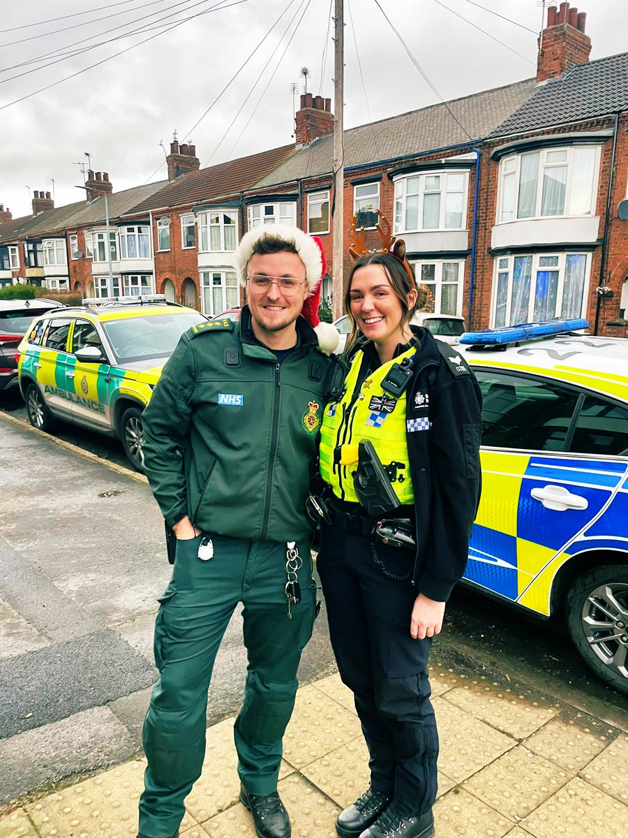 GregMorley94's tweet photo. Green and Blue supervisors looking after Hull over Christmas 👮‍♀️🚑 
We managed to take our Christmas Day break at the same time and have a brew together. 

Both enjoying a break with our families before back in for NYE! @YorksAmbulance @HumberbeatHULL https://t.co/Hk92lHoXT7