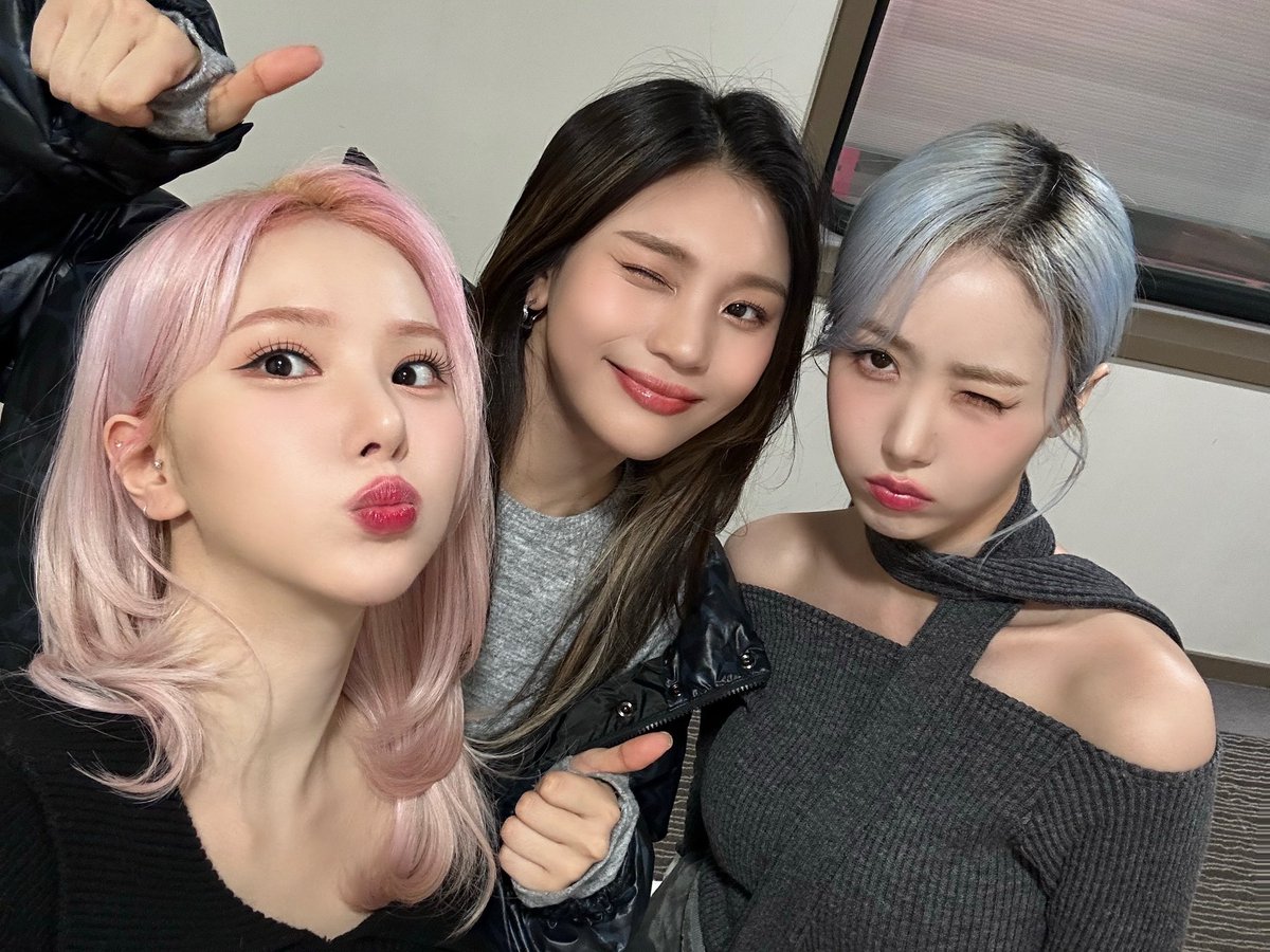 [#VIVId_dayZ] 📸

권은비의 영스트리트 완료✨

매니아기 비비지 덕분에 힘 나는 목요일 저녁이 되었길 바라요!💖

#VIVIZ #비비지 #EUNHA #은하 #SINB #신비 #UMJI #엄지 #권은비의영스트리트