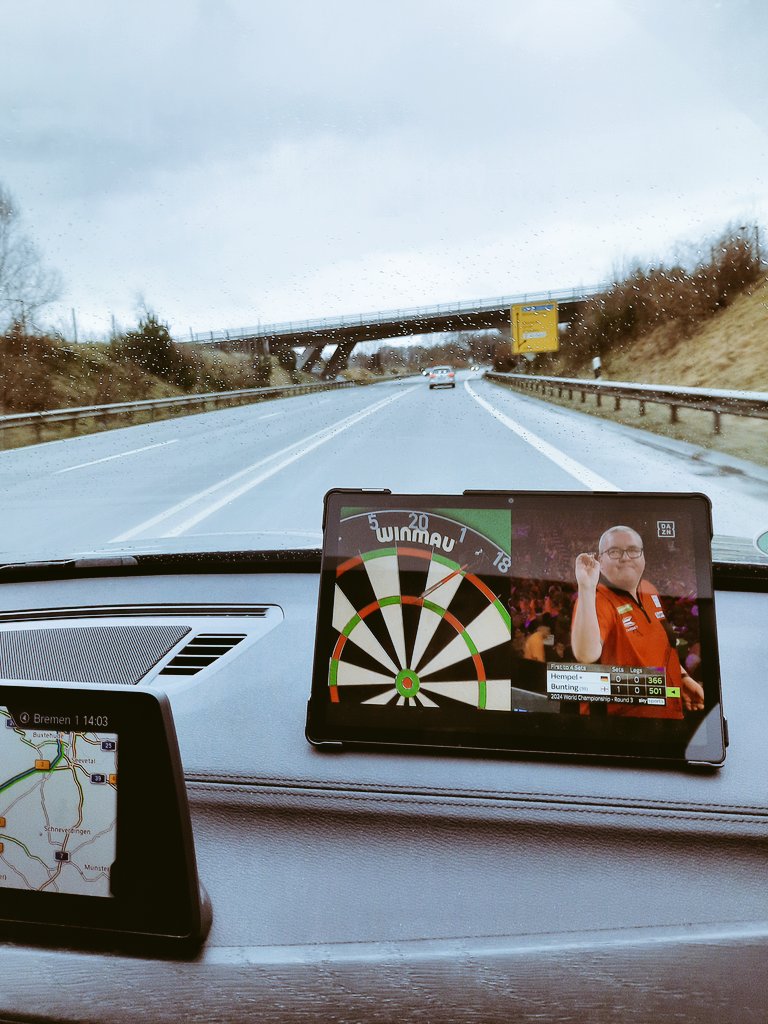 Auch auf der Autobahn am Start. Game on! 
#dartzn #DartsWM <a href="/ElmarPaulke/">Elmar Paulke</a>