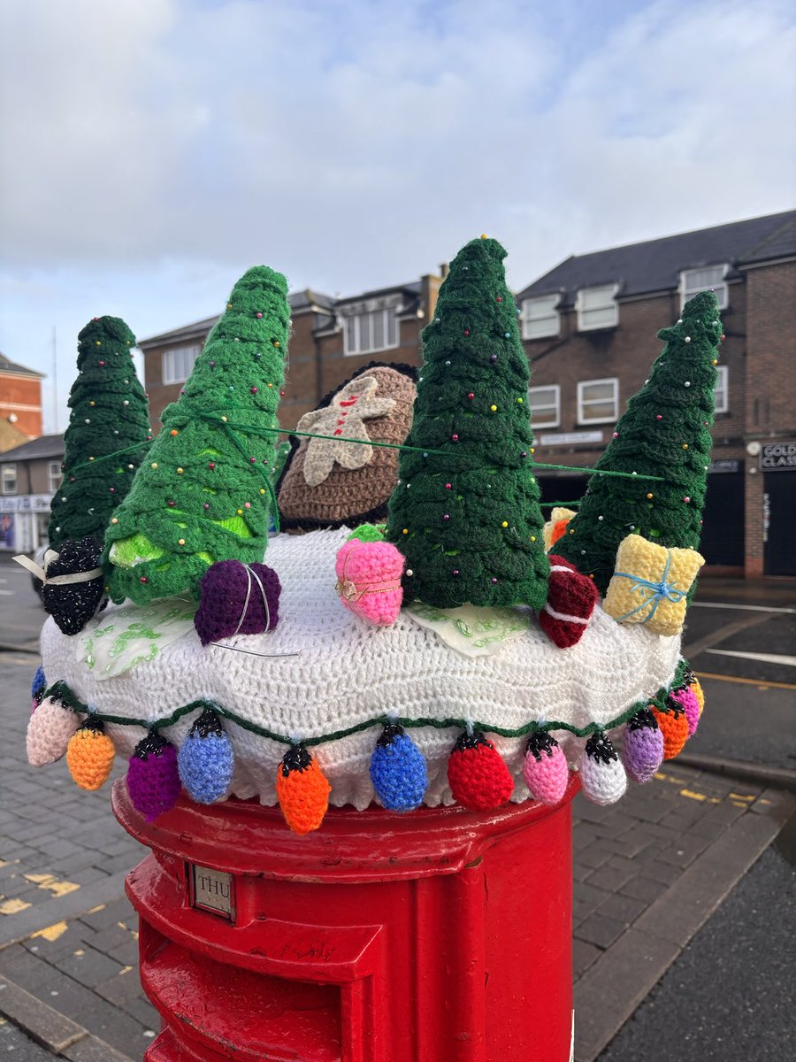 Murphlemurph's tweet photo. I love these postbox crocheted toppers. They’re such a cheery thing to do.
Feeling grumpy about being back at work & this cheered me up considerably.
Heading to cafe to check in re pts Xmas, before trundling down to HMP Wormwood scrubs for the afternoon
#IIRMS #ProbationOT https://t.co/jVdACKIryv