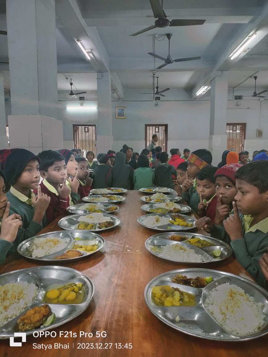 ParivaarRES's tweet photo. Parivaar partners with @FeedingIndia to provide four daily meals to 900 resident boys at Parivaar Vivekananda Sevashram in Bengal. These boys mainly hail from the most impoverished, vulnerable, and economically disadvantaged tribal households.
#parivaar_residentials #FeedingIndia https://t.co/ygjftgk4dc