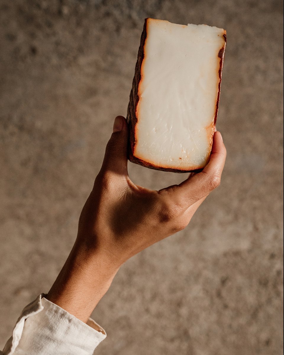 maxoratacheese's tweet photo. 🐐Nuestro #Maxorata semicurado con pimentón se caracteriza por su textura cremosa y con tonos dulces a leche de cabra majorera.
¿Cómo lo prefieres? ¿Untado con pimentón o natural?🤤
#CabraMajorera #Fuerteventura #MaxorataCheese #GrupoGanaderoFuerteventura #DenominaciónDeOrigen https://t.co/oSnUdR8X98