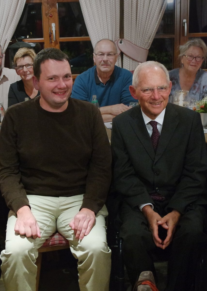 Erinnerungen  an einen Jahrhundertpolitiker. Wolfgang Schäuble mit seinem überaus  großen Engagement war ein Vorbild für uns Christdemokraten. Sein  Detailwissen war so unglaublich verblüffend. Seine rethorischen  Fähigkeiten in seinen Reden grandios. Komplizierte Inhalte  2
