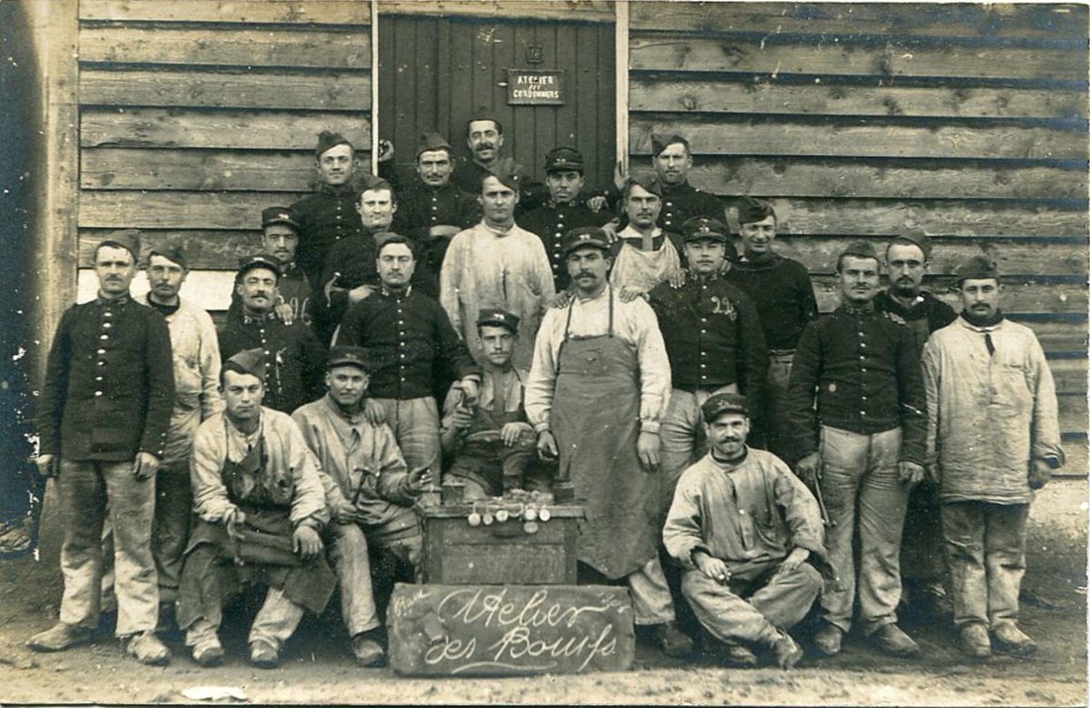 Le_Chtimiste's tweet photo. Atelier des cordonniers du 79ème régiment d'infanterie - Avant guerre. - Pas de date - Pas de lieu - Merci à Florian #Chtimiste #79eRI https://t.co/lzXx1NW0O2