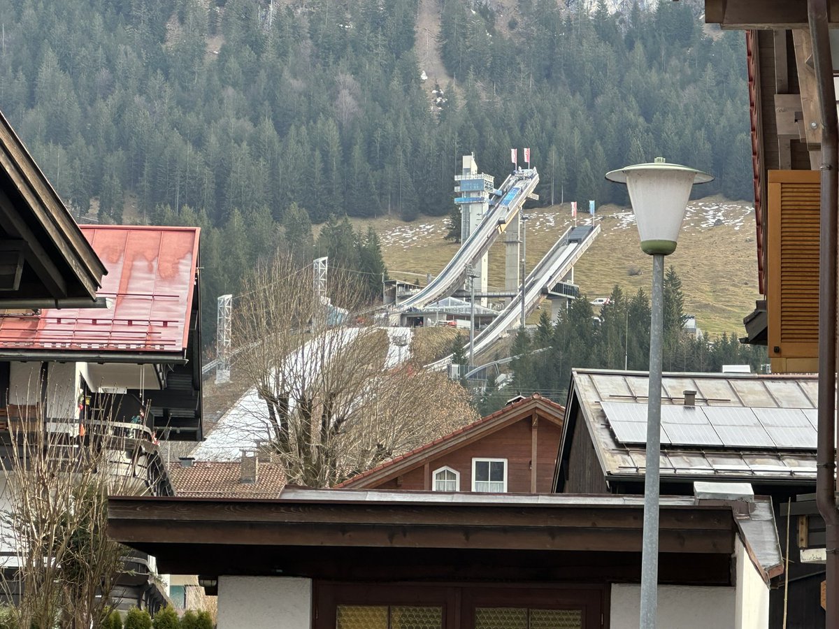 _marcories_'s tweet photo. Inzwischen ist der Himmel zwar meist bedeckt, trotzdem herrschen zum #Vierschanzentournee-Auftakt in Oberstdorf beste Bedingungen. #4hills @Skispringen https://t.co/WP1kGleVV4