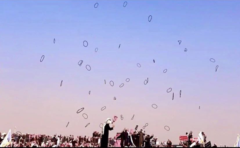 talal_fahad6's tweet photo. @F_BinHithleen @kka080 #مجلس_الصياهد 
حاذفين العمر باسباب الحمايا
والعقال اللي تعزّه روسنا

دون خالد شوّشت روس الطنايا
خالد اللي جا يبي ناموسنا

والنياق .. اثمانها ، روس الدهايا
قبل مايصبح ثمنها فلوسنا

عز اهلها ، قالها حسن السجايا
نعزها ، ونعز فيها نفوسنا
#طلال_بن_فهد 
#باشات_شمر https://t.co/mF17BLKTaH