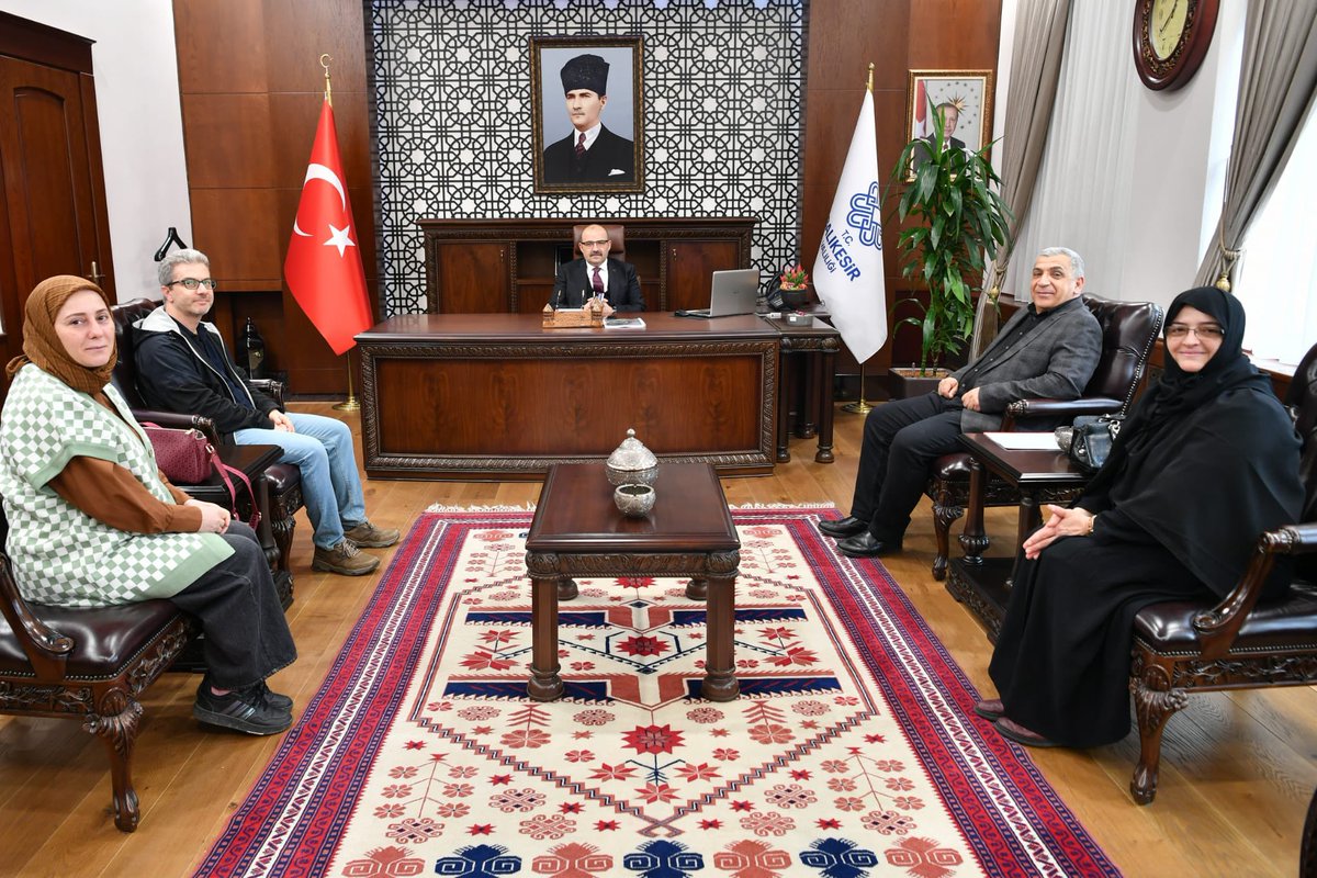 🔹Burhaniye Eski Kaymakamı Osman Yenidoğan,

🔹 Hayırsever Ali Dereli ve Sinan Orkan,

🔹 Büyükşehir Haber Gazetesi İmtiyaz Sahibi Yılmaz Uzun,

🔹 Ufuk - Şöhret Günaydın ile Salim - Ayşe Tayyar,

Vali İsmail Ustaoğlu’na ziyarette bulundu.