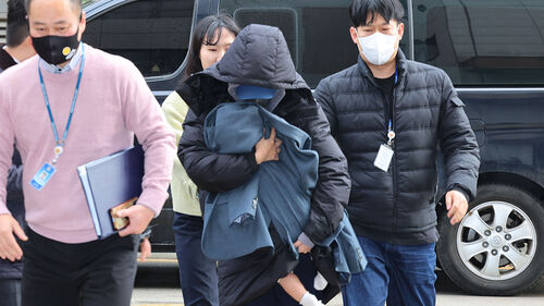 Wanita 20 tahunan yang memeras Lee Sungyun sebesar 50 juta won mendatangi Pengadilan Distrik Incheon dengan menggendong bayi

tinyurl.com/4jcp9tfs