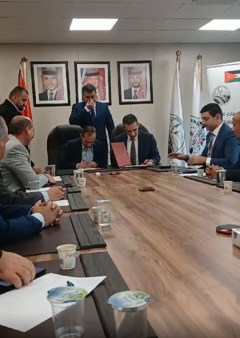 تحت شعار التعاون الإنساني، تم توقيع #اتفاقية تعزّز التعاون بين #مشروع الخدمات البلدية والتكيف الاجتماعي ووزارة الزراعة. بحضور معالي وزير الزراعة وقادة المشروع تهدف إلى تنفيذ مشاريع زراعية ملموسة، بالاستثمار في الأراضي البلدية وتعزيز التكامل الشامل بين القطاعين الزراعي والبلدي🤝