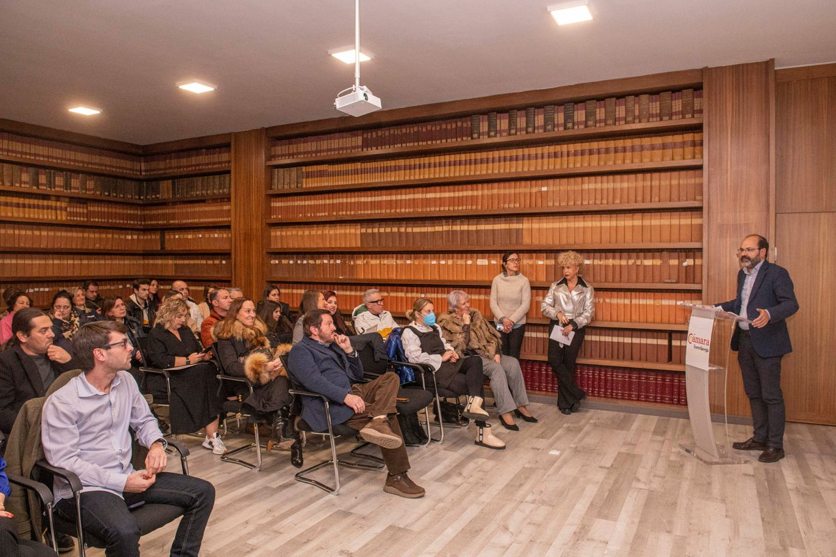 Torrelavega_es's tweet photo. 👏Entregados los premios del Concurso de Escaparates y el III Concurso de Árboles de Navidad que organizan el Ayuntamiento y la Cámara de Comercio
#concursodeescaparates #concursodeárboles #comerciolocal #LaNavidadesTorrelavega #Torrelavega #Torrelaveganízate @CamaraTorrelave https://t.co/wMyFd9zASw