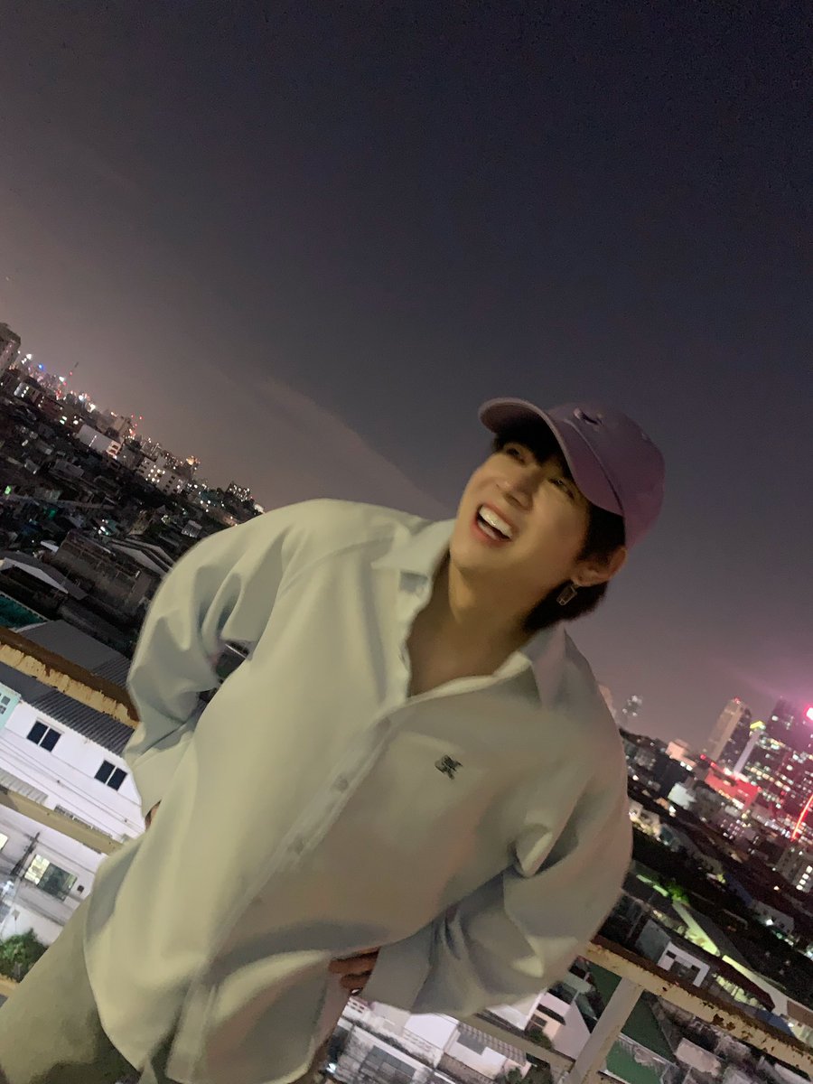 T_Aiemkumchai's tweet photo. ก็ไม่กลมเท่าไรนะ😗🤏🏻 #PonThanapon https://t.co/0jhiw8uqnq