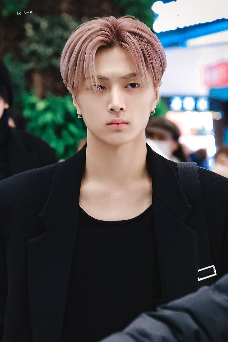 EN7ernally's tweet photo. JAY PINK HAIR I CANT BREATHE HE LOOKS SO GOOD 😭😭😭 https://t.co/Nna5GOKMw2