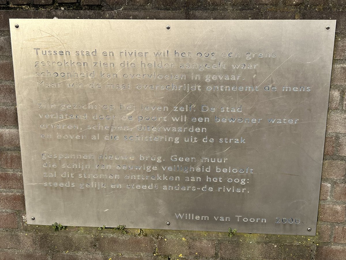 LadyDorrie's tweet image. Veel “ramptoeristen” op de Waalkade in Zaltbommel. Enige geruststelling, we kunnen nog even voor we hier ècht onder water staan. #zaltbommel #Hoogwater #waal #waalkade