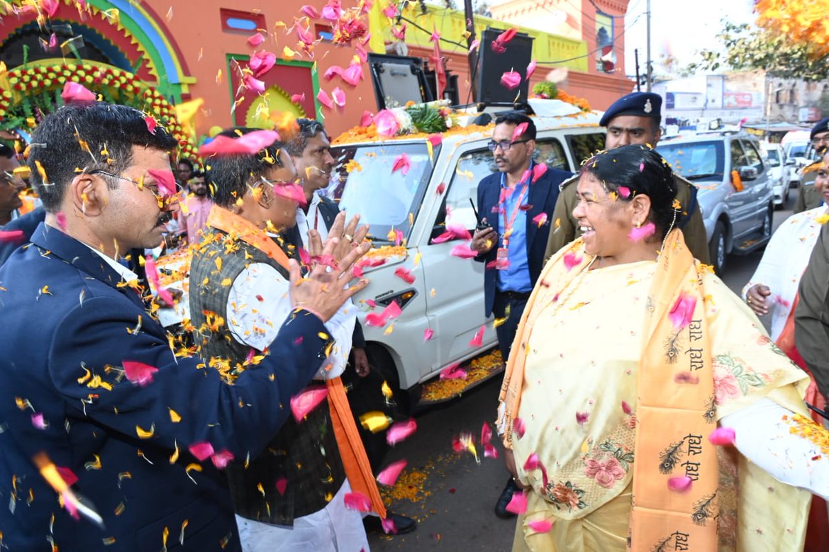 ChhattisgarhCMO's tweet photo. जशपुर में नगर वासियों ने पुष्प वर्षा के साथ उत्साहपूर्वक किया मुख्यमंत्री श्री विष्णु देव साय का स्वागत

मुख्यमंत्री श्री साय ने खुली जीप में सवार होकर नागरिकों का अभिवादन स्वीकार किया।
#VishnuDevSai 
#Jashpur https://t.co/s6Tvt0MaQ9