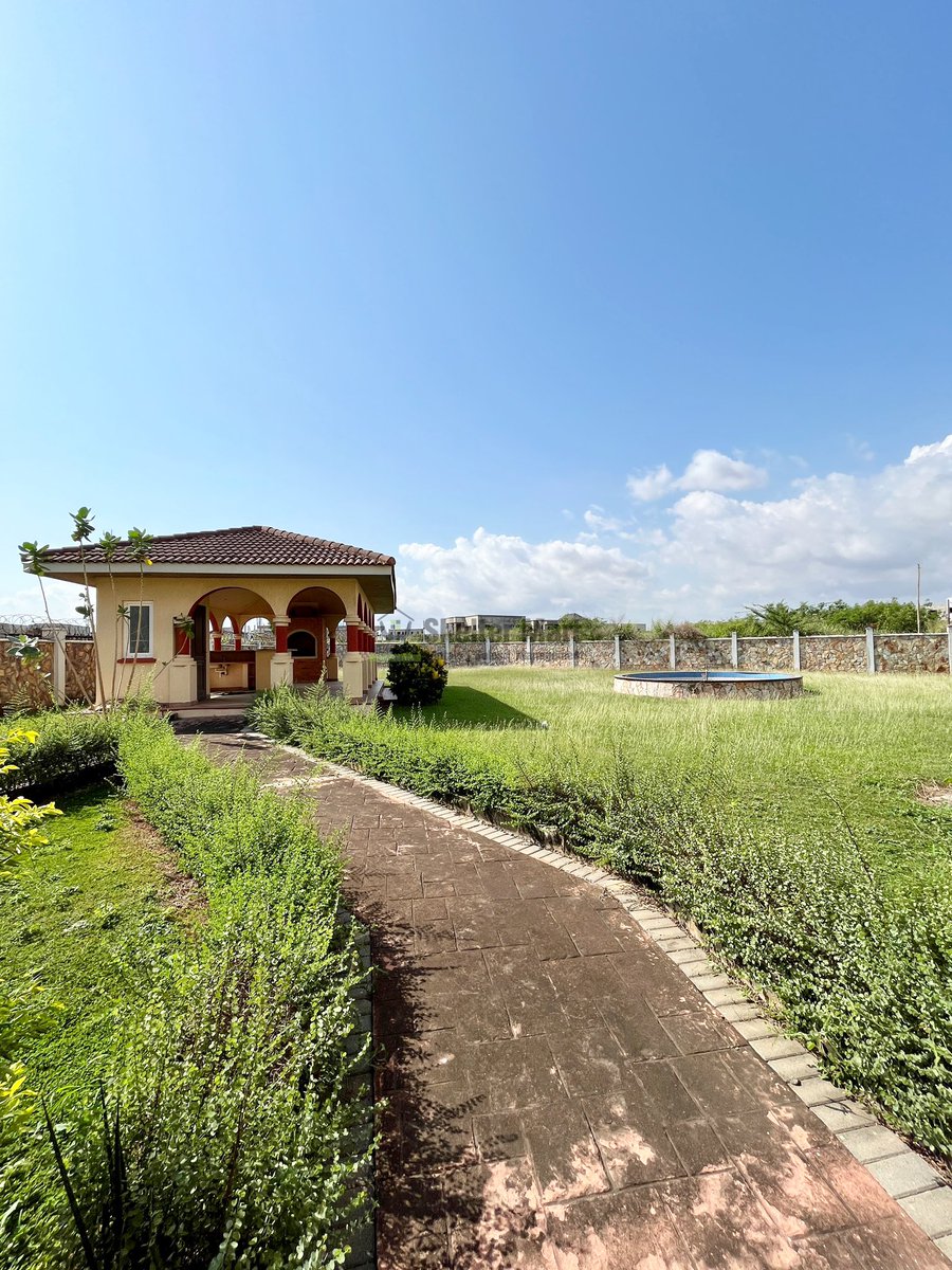 sheltermart's tweet photo. Luxurious Five 6 - Bedroom Villa for Sale at Trasacco
Location:Trasacco, Accra-Ghana
Asking Price: $1,500,000(Negotiable)
(Ghana Cedis Equivalent)
#buyproperties #propertiesinghana #propertiesinaccra #ownahouseinghana #ownahometoday https://t.co/GNlKdhZsVe