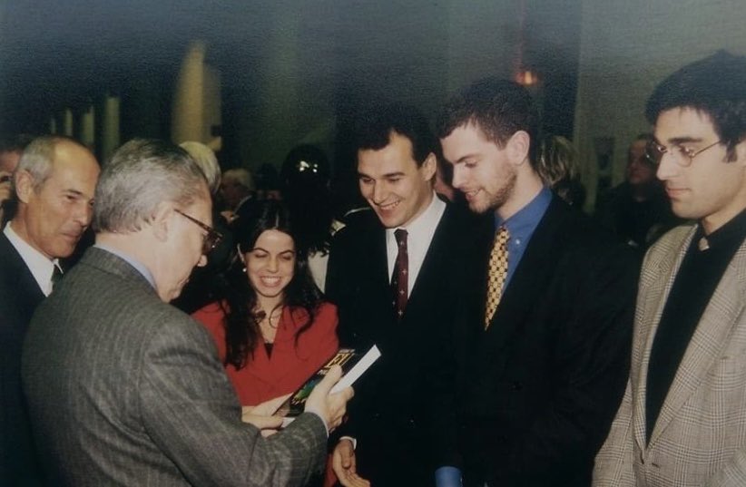 One #Market, One #Money - momentous legacy of Jacques Delors & succinct logic behind #euro. Just what a drive for a #UnitedEurope he had set in motion we could only guess when we handed him our book - back in 1998 at @collegeofeurope in #Bruges. 

A great European - R.I.P.