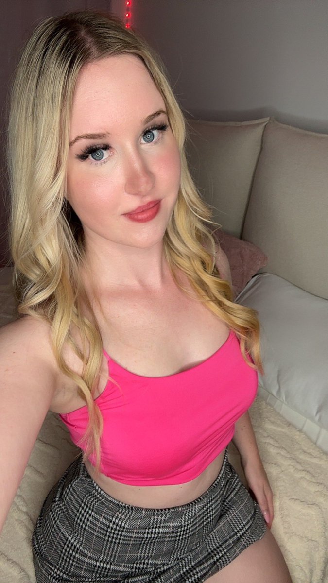 LisaBlondkopf's tweet photo. Bei 350 retweets gibts ein Video wie es unter dem Rock ausschaut (versprochen) 🤭 https://t.co/DQzR3XfFpz