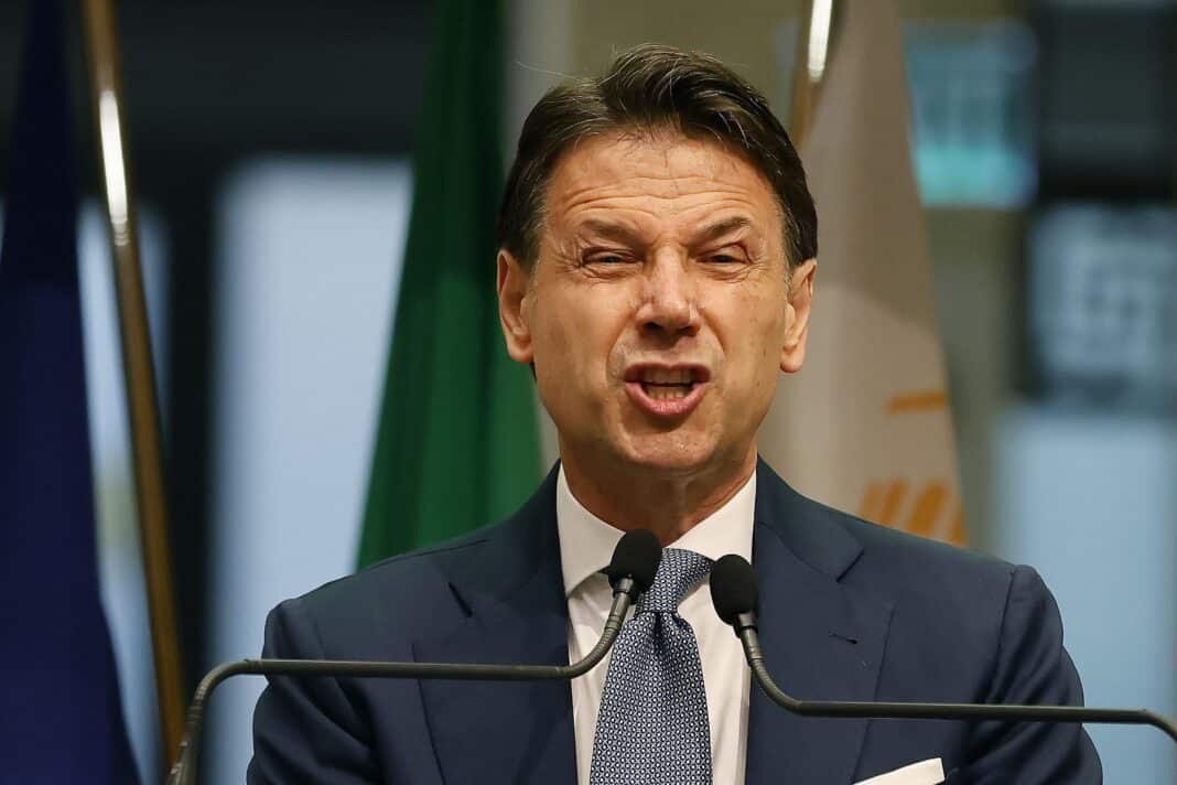 danielhazan's tweet photo. Ma ghi gazzo si gredere d’essere quell’argendino con i cabelli fuori moda a viedare la barola #graduidamende #gradis #volturaramente #smartuorchi #bebisitti #bodenzadifuogo https://t.co/r8RQDoW89a