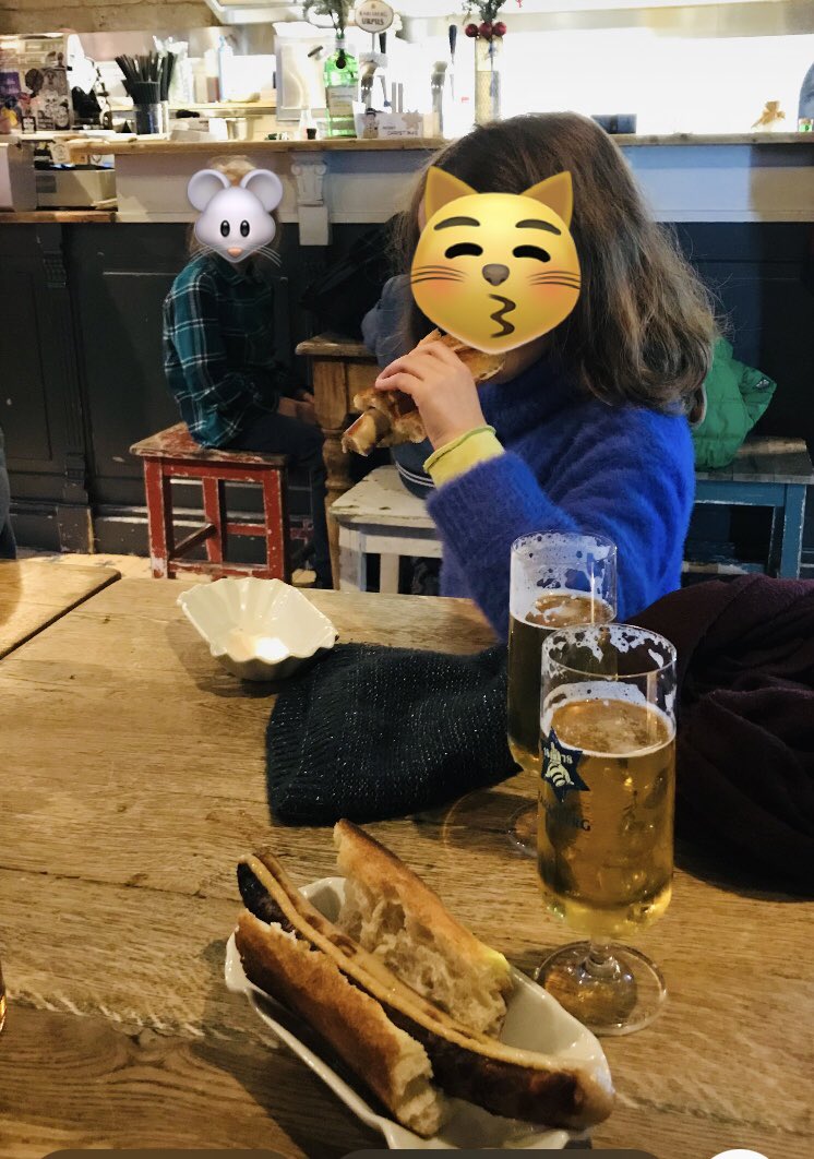 levoleurdesable's tweet photo. Dans ces moments je me souviens que la Réforme protestante a débuté en Suisse en 1522 parce que trois amis ont partagé une saucisse pendant le carême et que Zwingli les a défendu. Et ça me semble tout à fait logique. https://t.co/2c0wYBJkiE