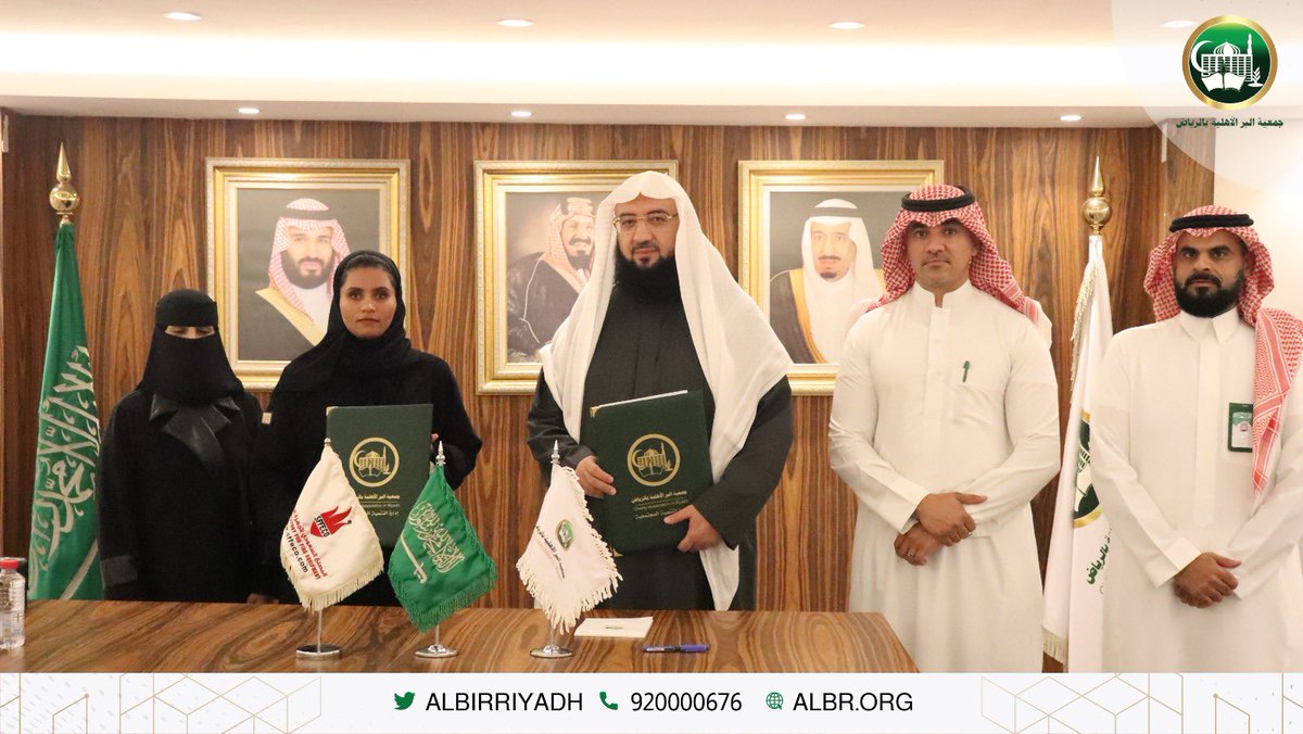 AlbirRiyadh's tweet photo. تمكيناً لأبناء الأسر وإشراكهم في مجالات سوق العمل تم توقيع اتفاقية تعاون مشترك بين الجمعية وشركة المصنع السعودي ( سفيكو ) @SFFECO 
والتي تهدف لتوفير الفرص الوظيفية  لمستفيدي الجمعية . 
#بر_الرياض https://t.co/gDvglkLZqe