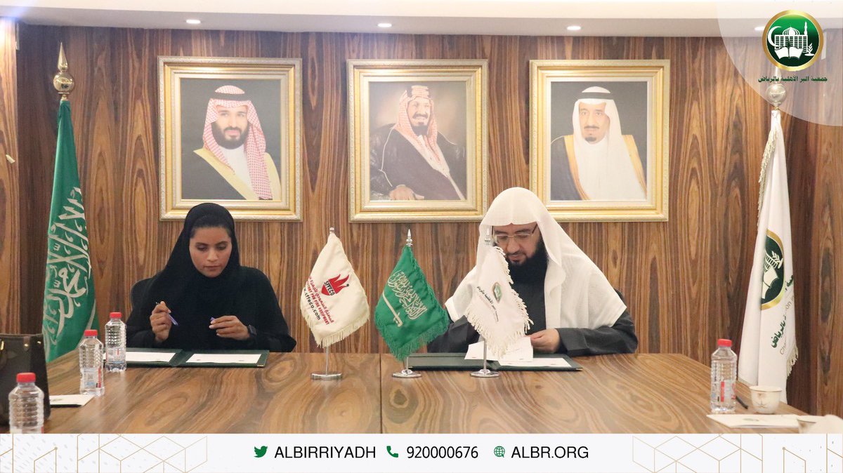 AlbirRiyadh's tweet photo. تمكيناً لأبناء الأسر وإشراكهم في مجالات سوق العمل تم توقيع اتفاقية تعاون مشترك بين الجمعية وشركة المصنع السعودي ( سفيكو ) @SFFECO 
والتي تهدف لتوفير الفرص الوظيفية  لمستفيدي الجمعية . 
#بر_الرياض https://t.co/gDvglkLZqe