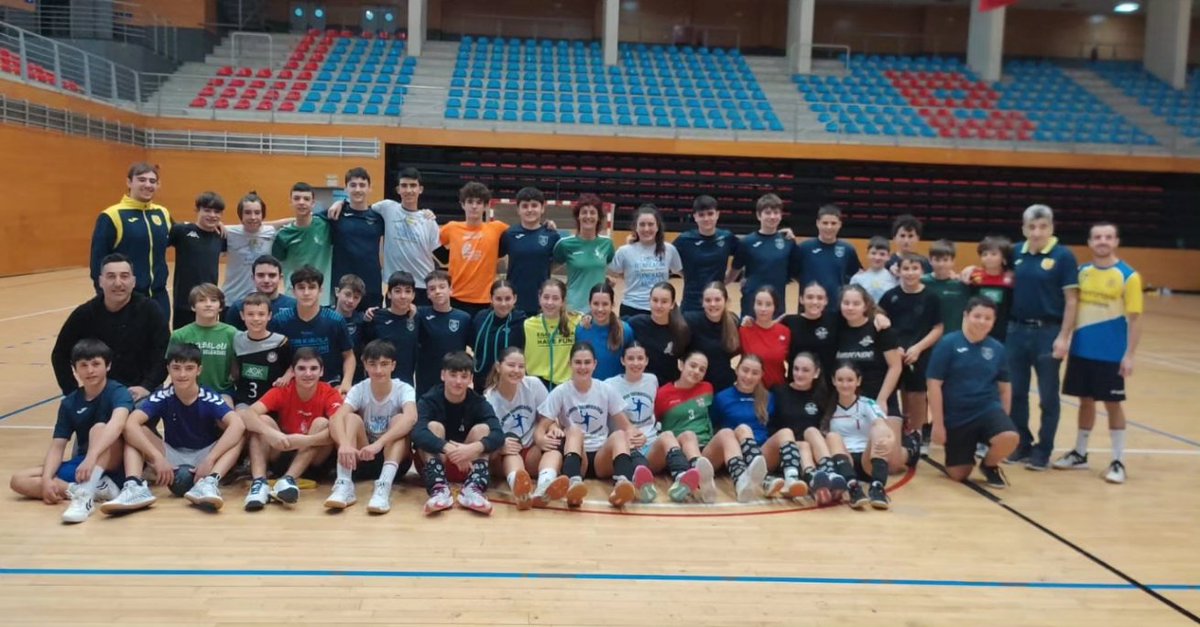 CBBarakaldo's tweet photo. Tercer día del Campus de Tecnificación de Navidad
#harrobia #cantera #campusTecnificacionNavidad2023 #Barakaldo #euskaleskubaloia #eskubaloia #balonmano https://t.co/dN6gh8x6Bm