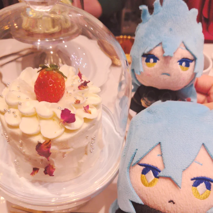 ずっと気になってたShort Cake COMPANYさんでケーキ薔薇と苺のショートケーキ生クリーム美味しくてすいすい食べられた 