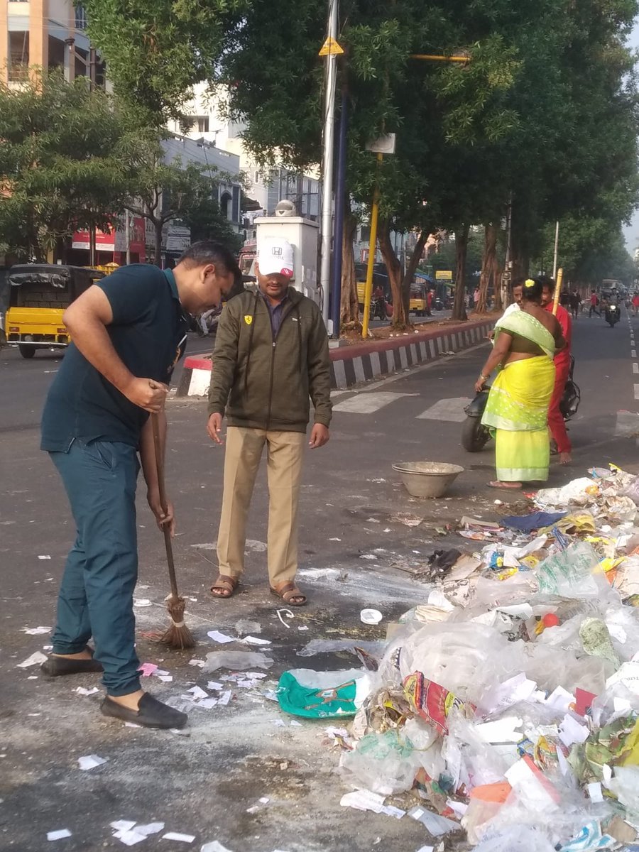 GVMC_VISAKHA's tweet photo. CMOH Dr ENV Naresh Kumar clearing the garbage dump caused by the sanitation workers strike.
Also urged citizens to support GVMC by disposing waste in the dustbins to maintain cleanliness.
#SupportGVMC
#EcoVizag
#ISupportEcoVizag https://t.co/Ud6rn0tVGD