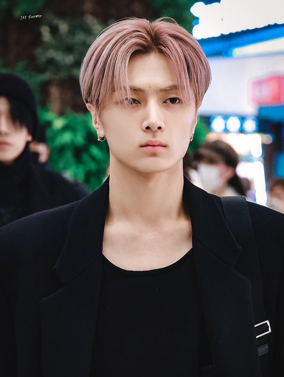 jongseongsfilm's tweet photo. PINK HAIR SUITS HIM SO WELL #ENHYPEN_JAY https://t.co/u1mVnjPzOe