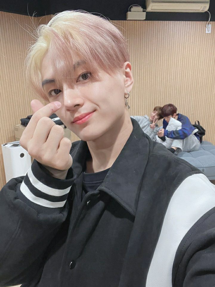 odysseyz's tweet photo. 딸기우유맛사탕분홍솜사탕블라썸프라푸치노 종성이가 남자가 되어버렸다고… https://t.co/bAxD0PVkNA