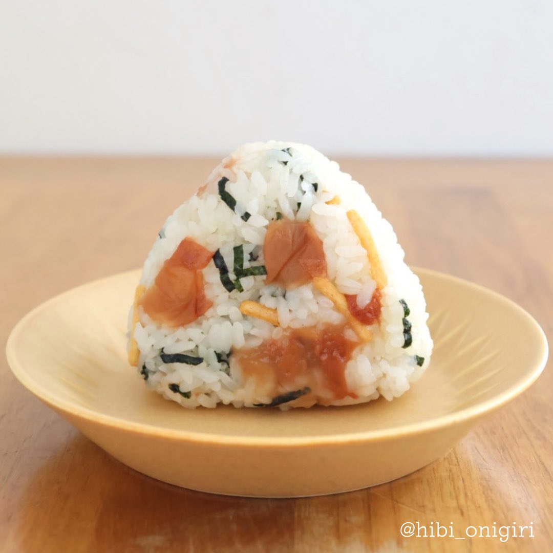 hibi_onigiri's tweet photo. 「お茶づけ海苔」はごはんに混ぜておにぎりにするのが便利。お湯を沸かさなくていいし、ごはんに旨みが行き渡ってちょっと特別な味のおにぎりになる。あられのサクサク食感もいい。梅干しを加えると抜群に合います。 https://t.co/O0U4nO1If6