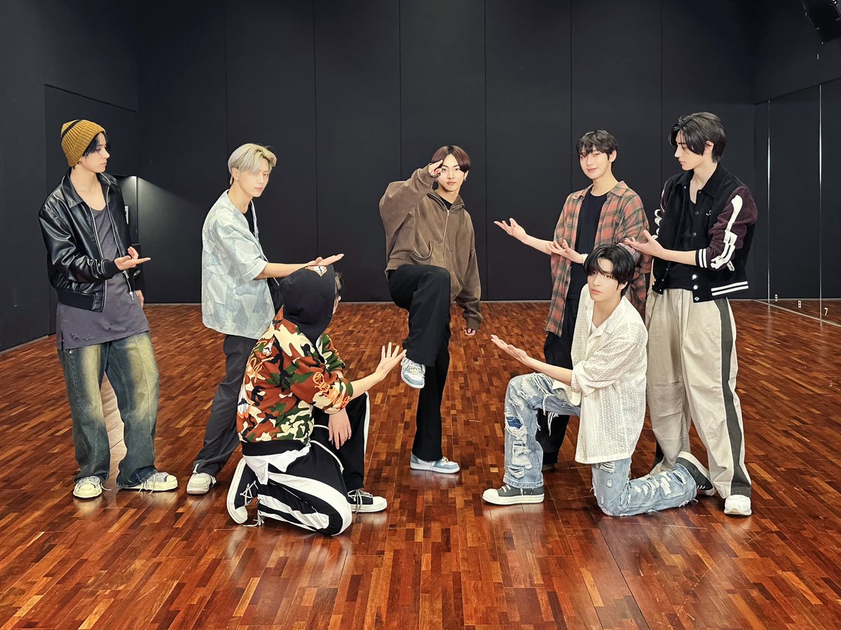 ENHYPEN's tweet image. 피겨 턴과 돌려차기를 한무대에서 볼 수 있는 팀이 있다? 👀
디스 이즈 엔하이픈~👐
츄라이 츄라이

#ENHYPEN #엔하이픈 #2023_가요대전
#연말이픈_무대를_찢어