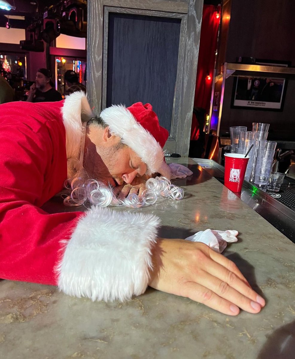 DBlakeSShelton's tweet photo. Santa’s had a long night 🎄 🎅 https://t.co/u4o2d5ixPd