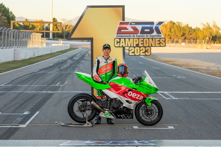 El Deza-Box 77 Racing Team hace balance de un gran año <a href="/box77racing/">BOX 77 Competicion</a> #LuisCastro <a href="/andreasib/">Andrea Sibaja Moreno</a> <a href="/GuillemErill52/">Guillem Erill</a> <a href="/WorldSBK/">WorldSBK</a> 
📷 <a href="/box77racing/">BOX 77 Competicion</a> 
minuto90.com/motor/el-deza-…