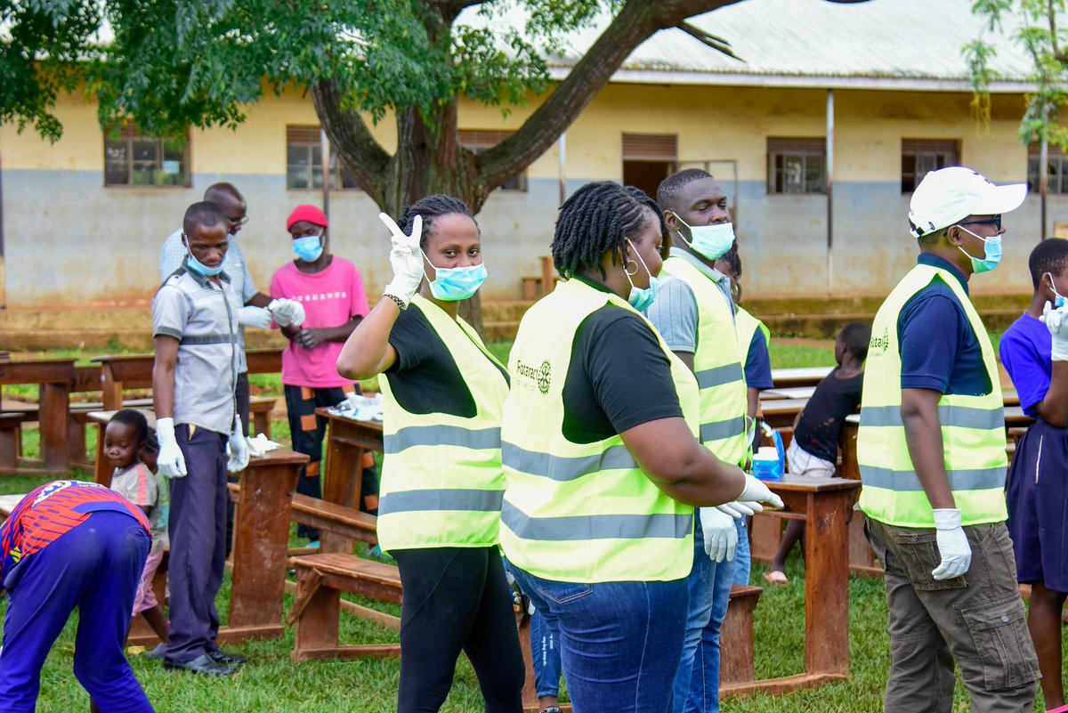 RotaryMedia256's tweet photo. Cheers to the @rctlakevictoria and the students of St Andrews Secondary School for their hands-on approach to environmental care during the Wabulugu project. Your hard work in sweeping and collecting rubbish is creating ripples of positive change! @mwesigwais #RotaryMedia256 https://t.co/AvA9t1mR1Z
